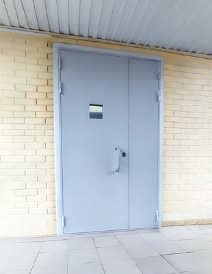 Дверь с небольшим окном