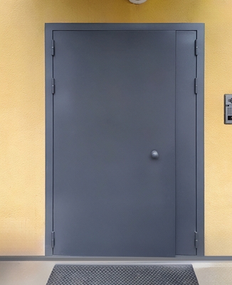 Серая подъездная дверь