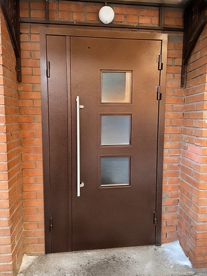 Дверь с тремя стеклами