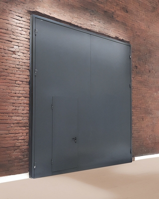 Высокие серые ворота