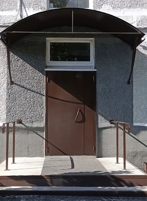 Коричневая полуторная дверь Коричневая полуторная дверь