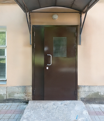 Дверь с армированным стеклом