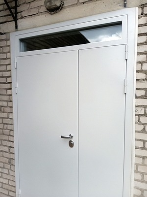 Дверь со стеклом сверху