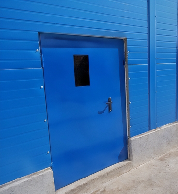 Синяя дверь с окном Синяя дверь с окном