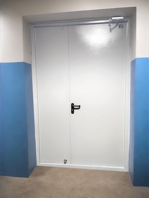 Дверь с доводчиком