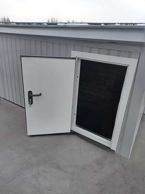 Люк на выходе на кровлю Люк на выходе на кровлю