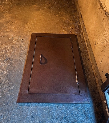 Напольный стальной люк